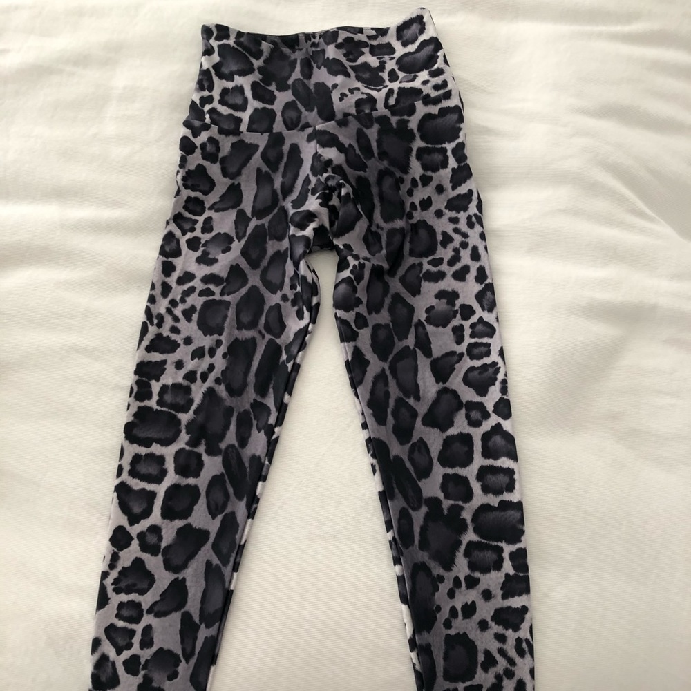 Black and white leopard leggings